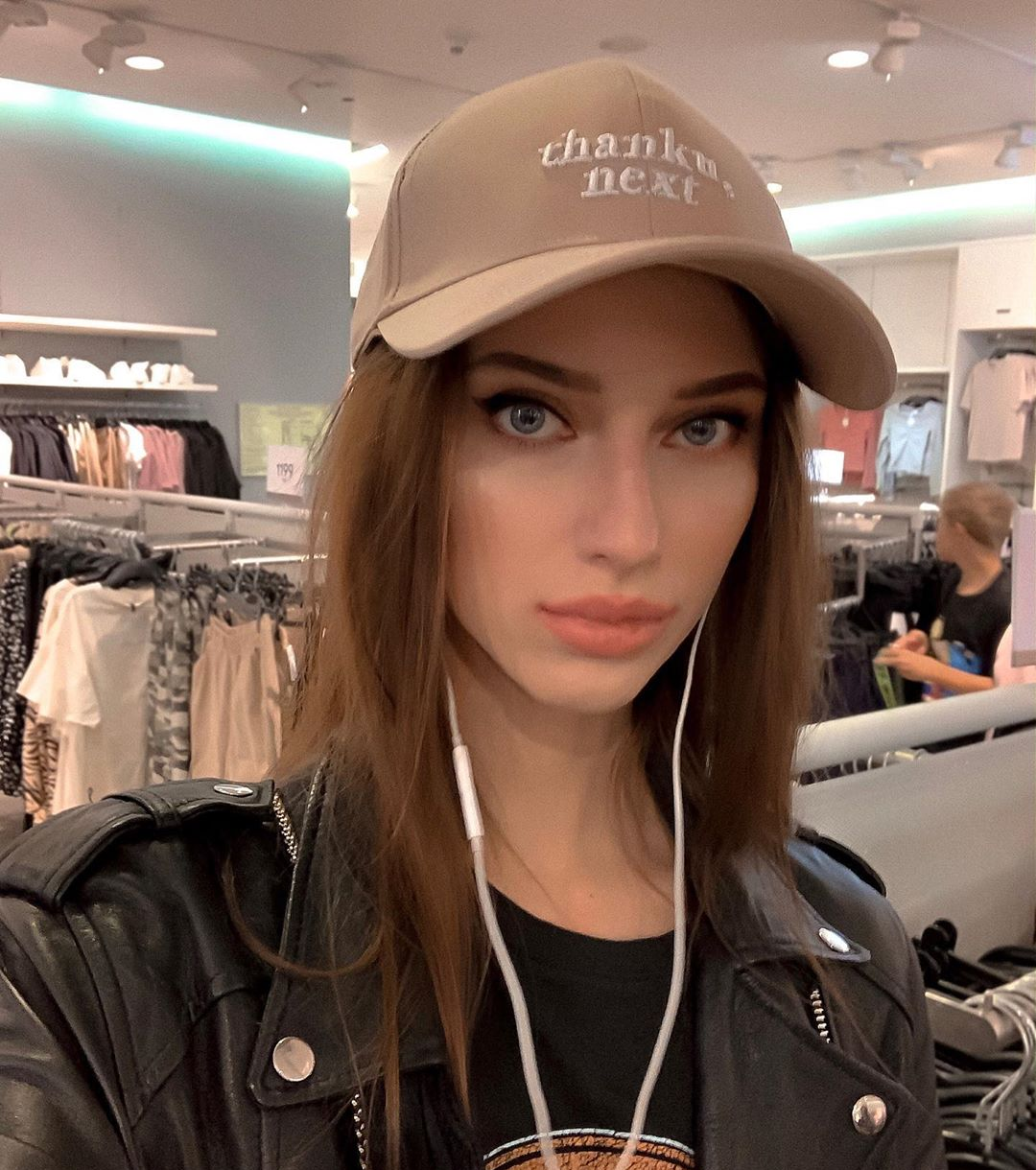 Лада привлекальеная девушка из Мамы цена от 3000 руб