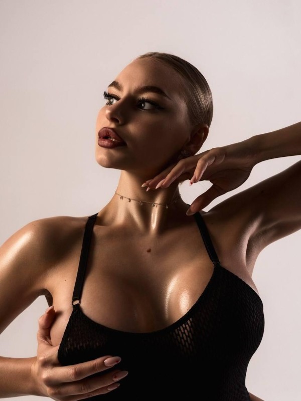 Лейла привлекательная девушка из Мамы цена от 9000 руб